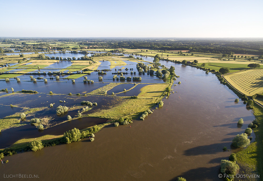 Hoog water in de zomer in de rivier de IJssel tussen Zutphen en Deventer. Luchtfoto gemaakt met een camera drone (Phantom).