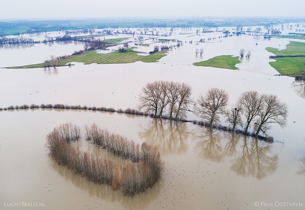 Ondergelopen uiterwaarden van Ravenswaarden langs de IJssel, vlakbij ruïne Nijenbeek. Luchtfoto gemaakt met een drone.