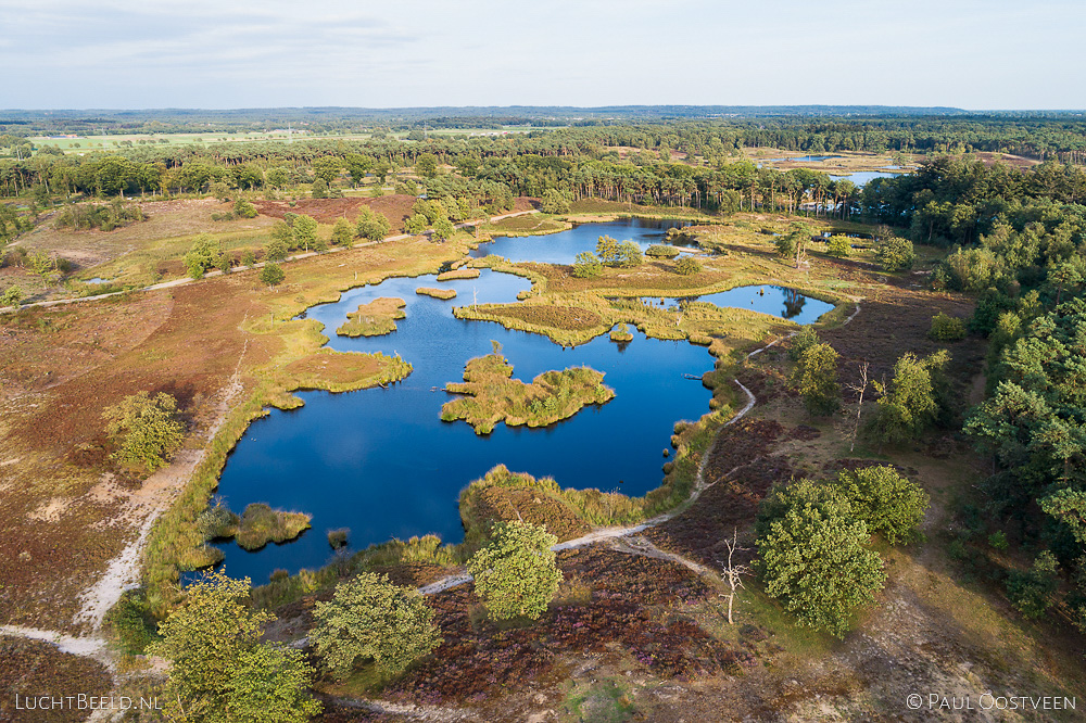 Luchtfoto van de Overasseltse en Hatertse Vennen, gefotografeerd met een camera drone.