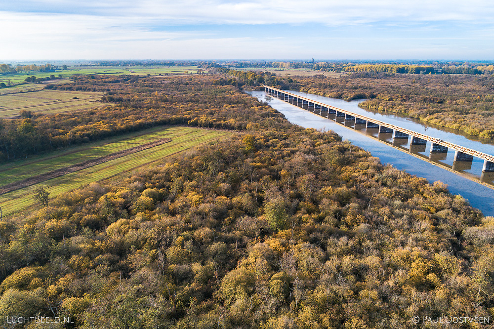 Natuurgebied De Moerputten met de Moerputtenbrug. Luchtfoto gemaakt met een camera drone.